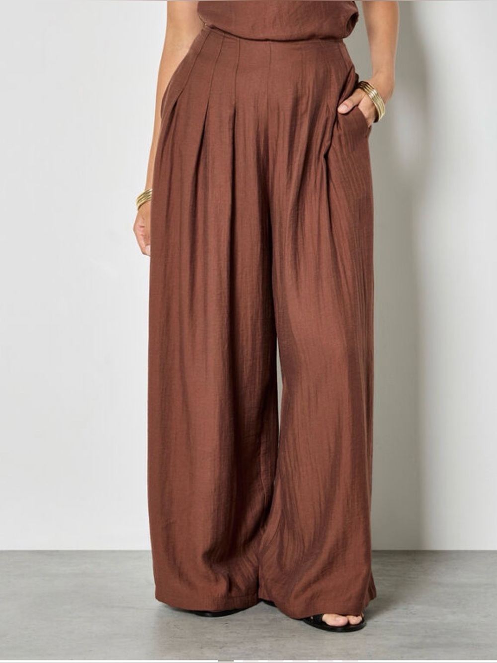 Apricot 🍑- Wide-Leg Black Pants - Sleek Sleeveless Design